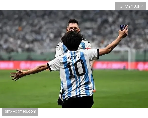 梅西小范围摆脱大师