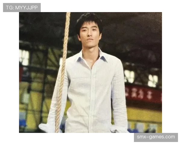 刘翔上街买个汉堡，排队大爷都忍不住多看几眼了！